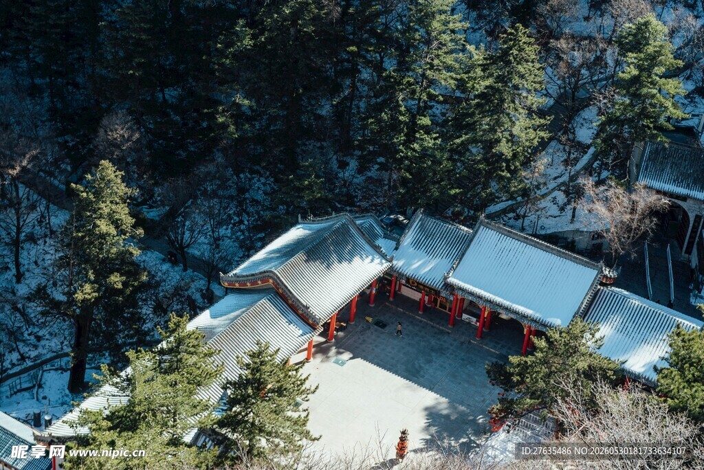 雪覆山林中的中式建筑