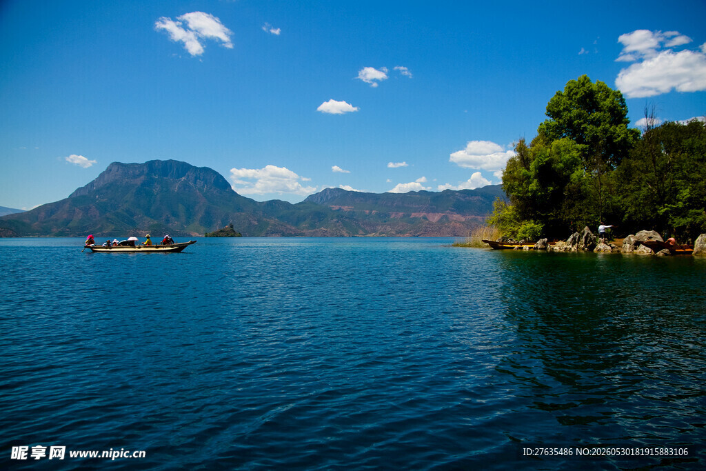 宁静湖景与远山绿树