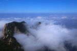 云海中的峻峭山峰