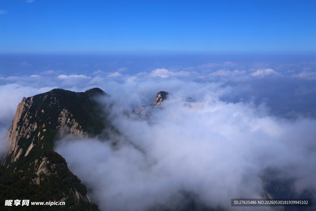 云海中的峻峭山峰
