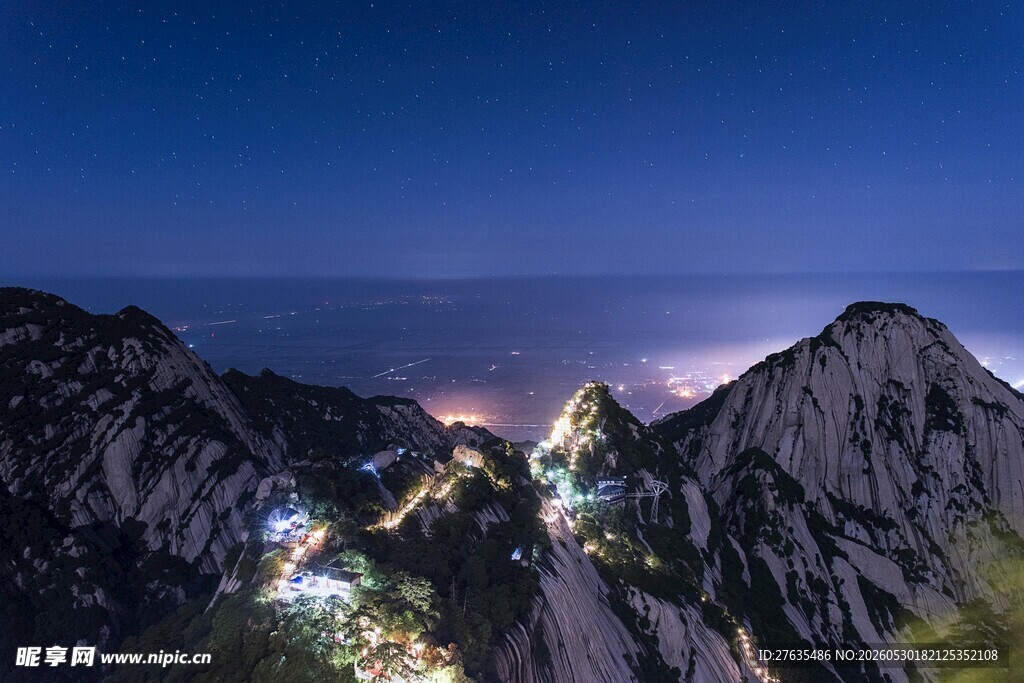 夜幕下的壮美山峰景观