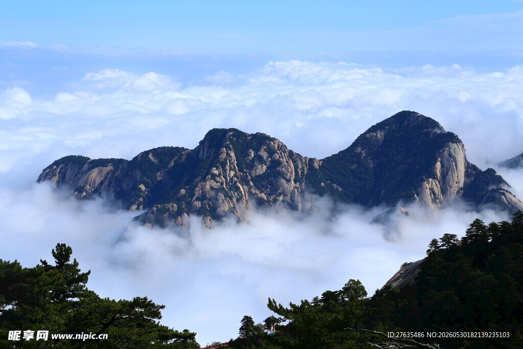 黄山云海中的巍峨山峰