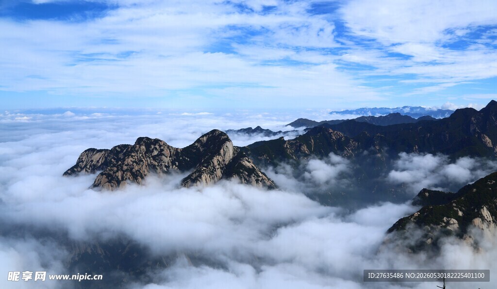 云海中的巍峨山峦