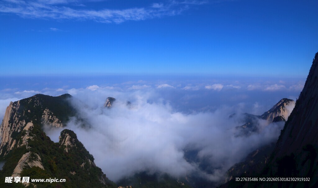云海环绕的壮丽山峰