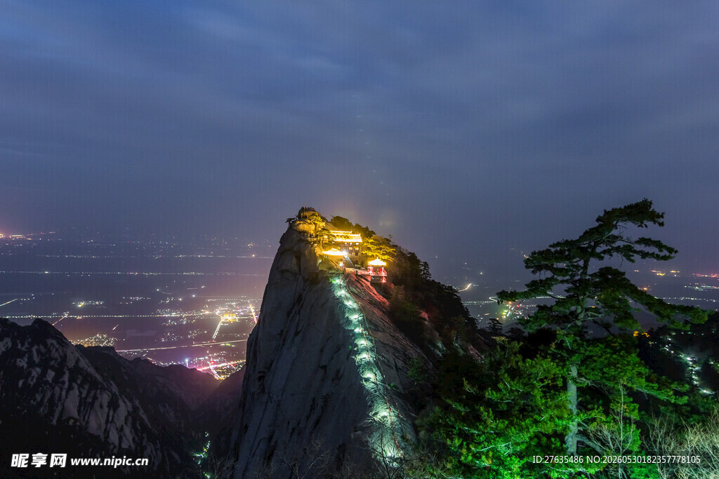 夜幕下的山巅观景台