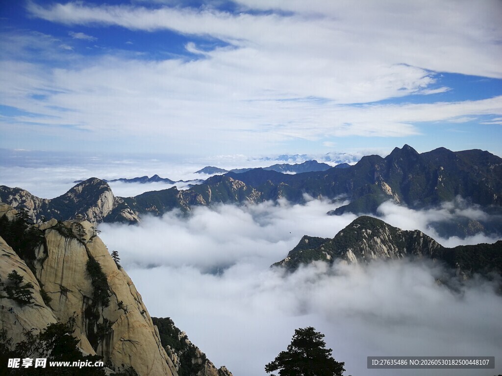 云海环绕的壮丽山峦