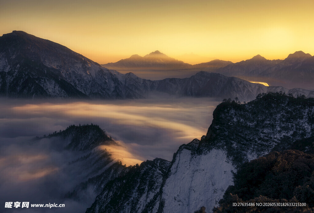 山间云海日出壮丽景观