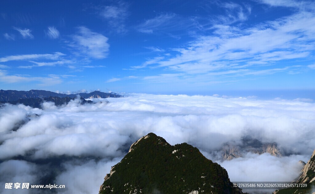 云海中的山巅美景