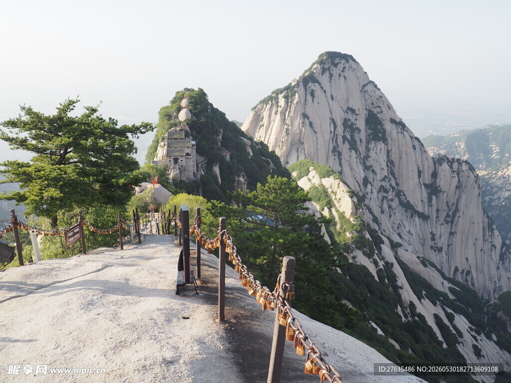 华山险峻步道与壮美山景