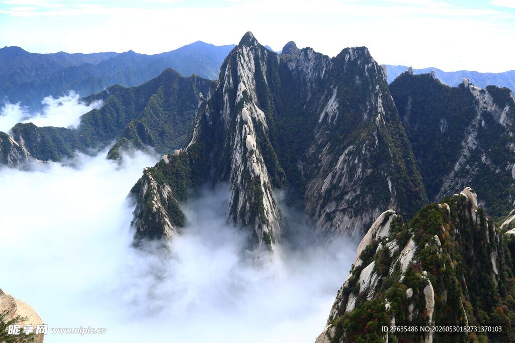 云雾缭绕的壮美山峰