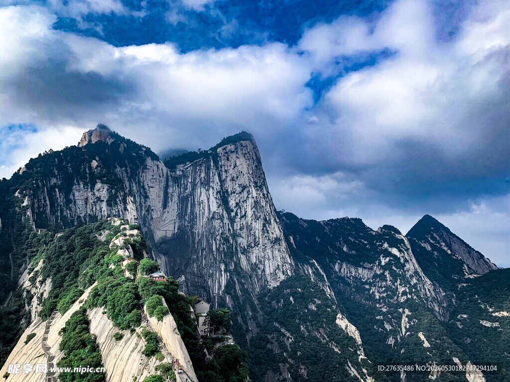 巍峨华山壮丽山峦景观
