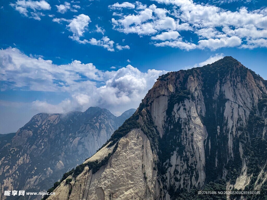 巍峨高山蓝天白云美景