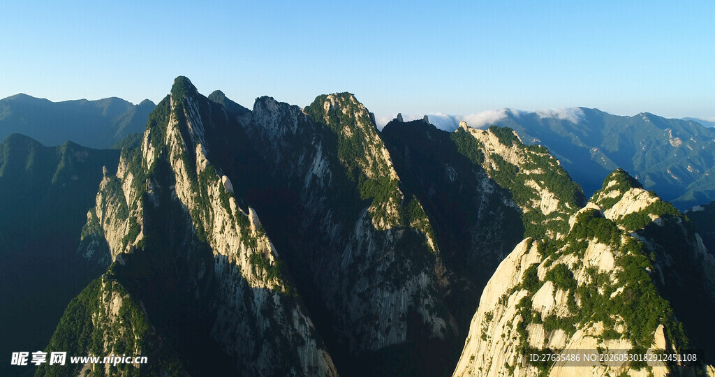巍峨高山壮丽景致