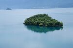 海中绿岛静谧自然之景