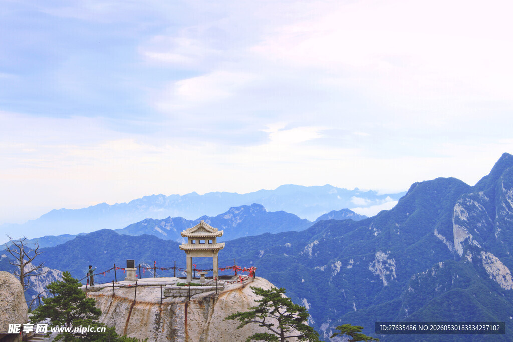 华山之巅宝塔映壮美山色