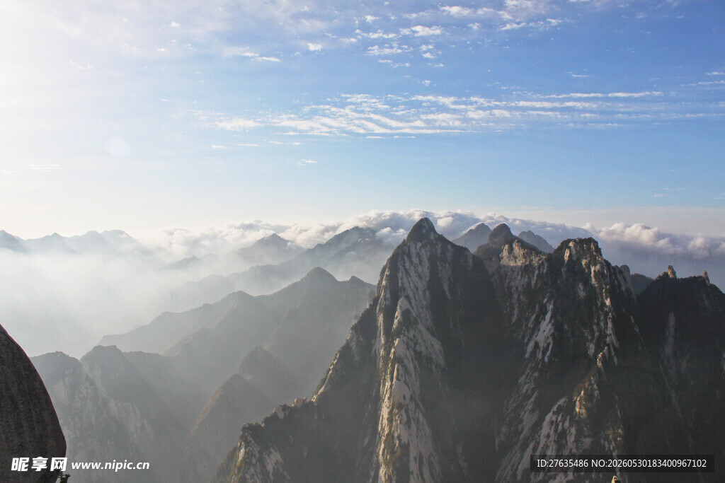 云雾缭绕的壮丽山景