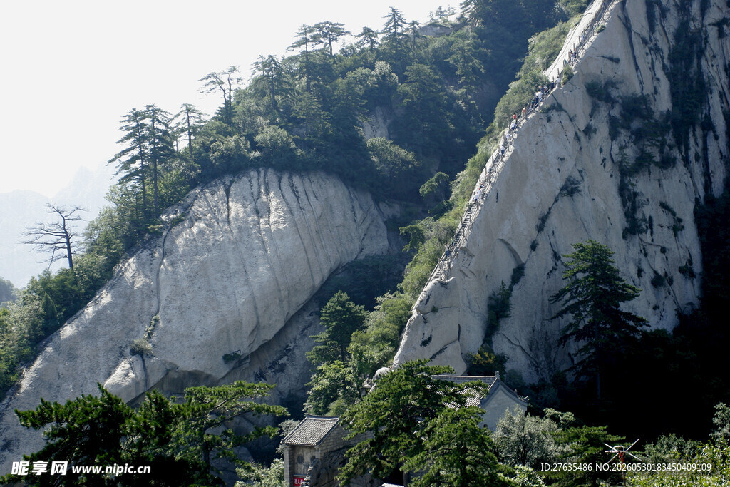 巍峨险峻的壮丽山景