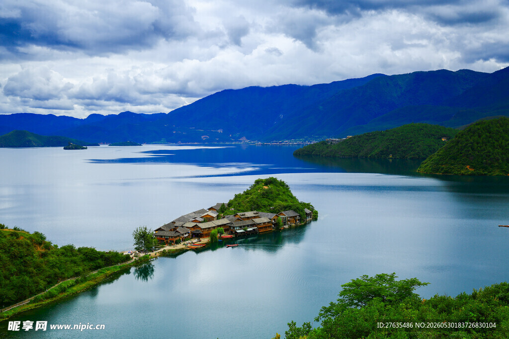 湖光山色中的美丽半岛