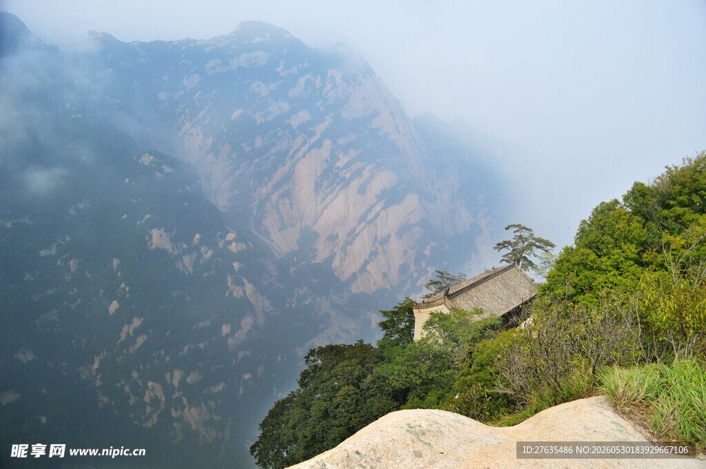 云雾缭绕的壮美山景