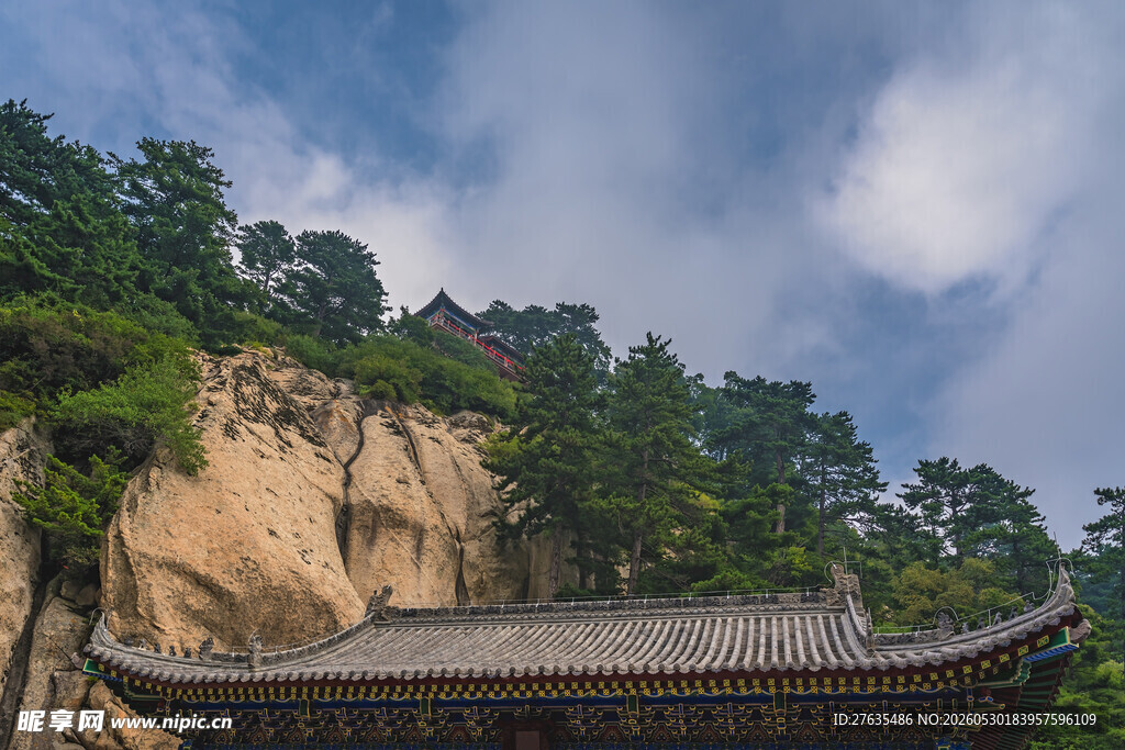 山间古建与峭壁绿树景观