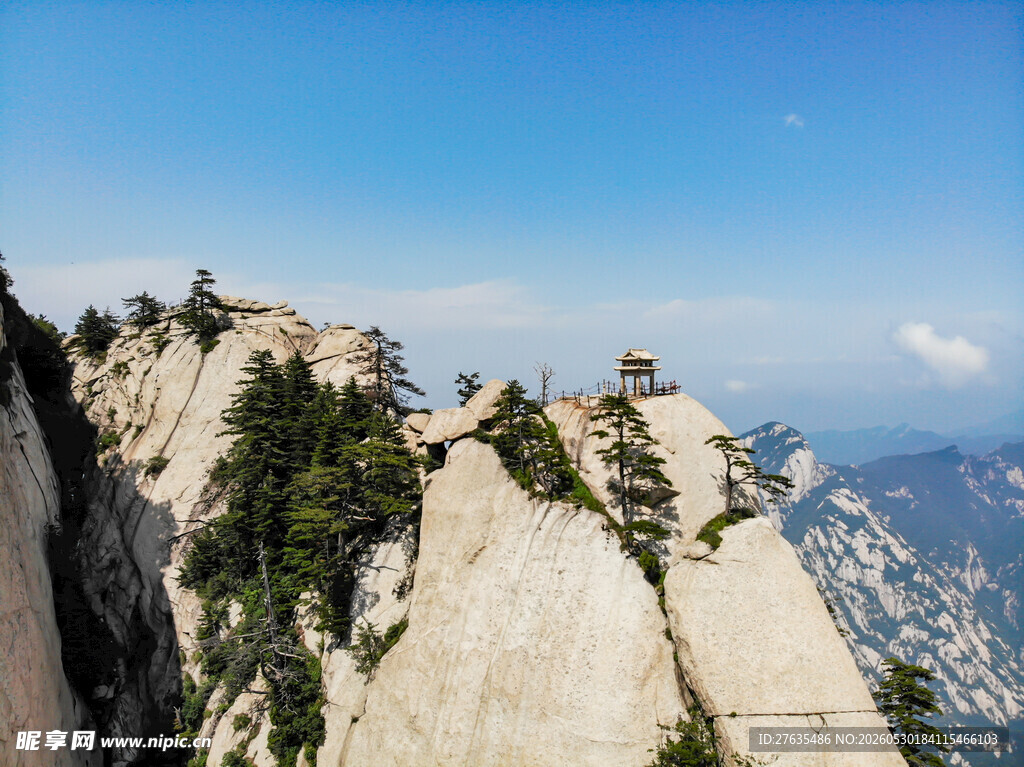 巍峨华山峭壁壮美景观