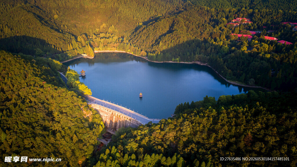 山间碧湖美景