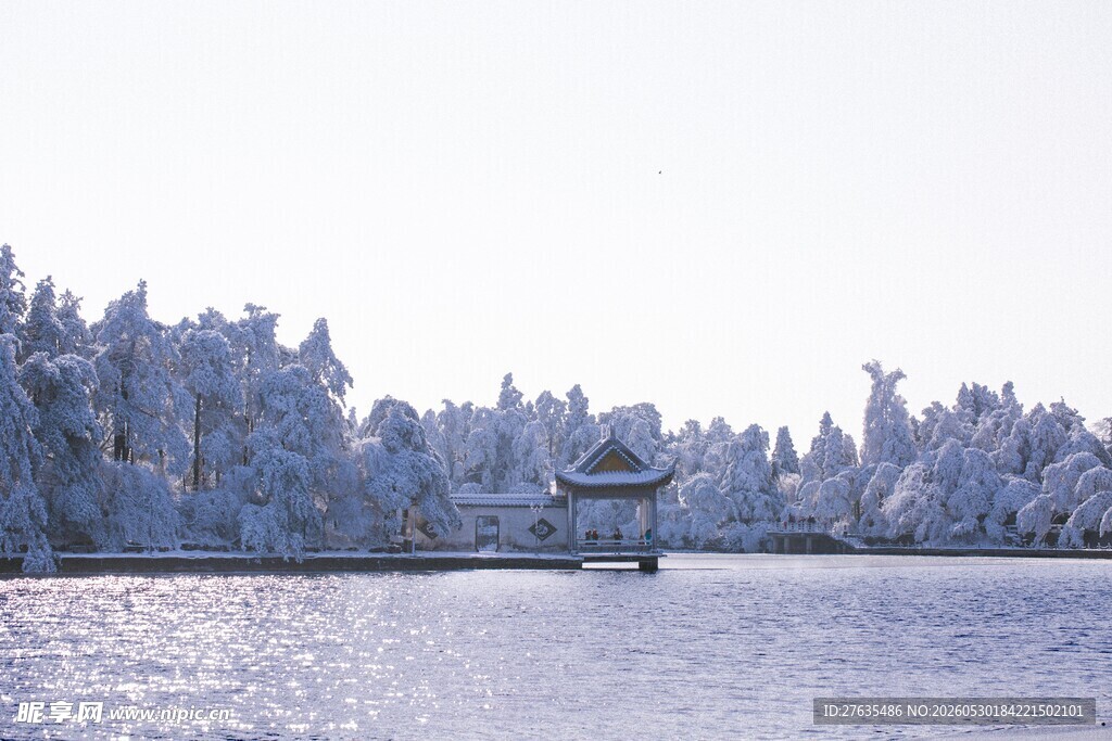 冬日湖畔雪景中的静谧凉亭