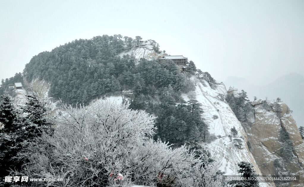 雪覆山峦美景