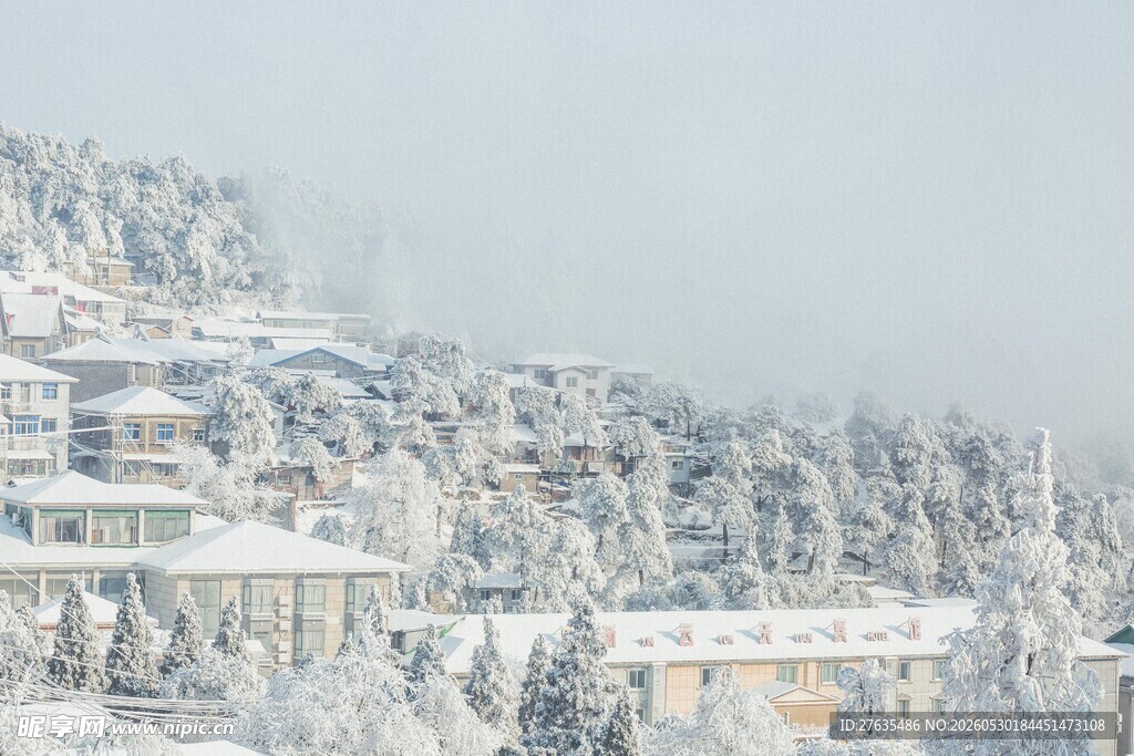 雪覆山林中的静谧建筑群