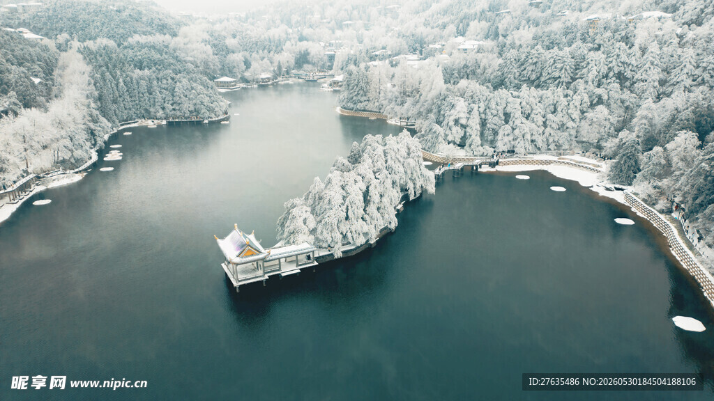 冬日河畔雪景俯瞰图
