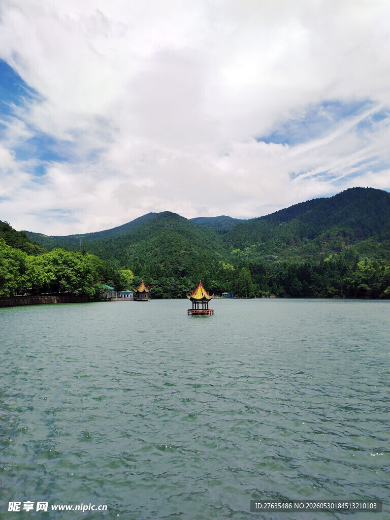 湖光山色中的悠然小船