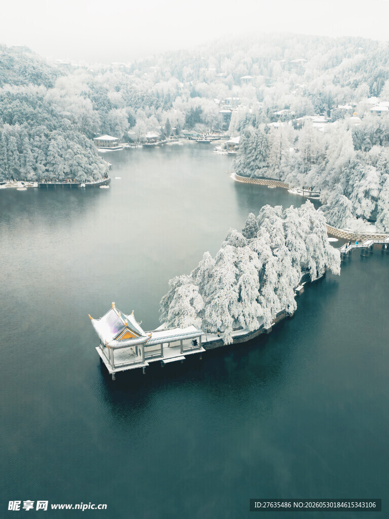 冬日湖心覆雪岛屿美景
