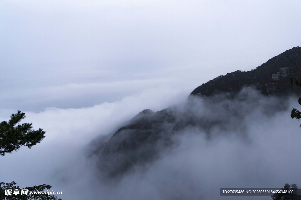 云雾缭绕的山峦美景
