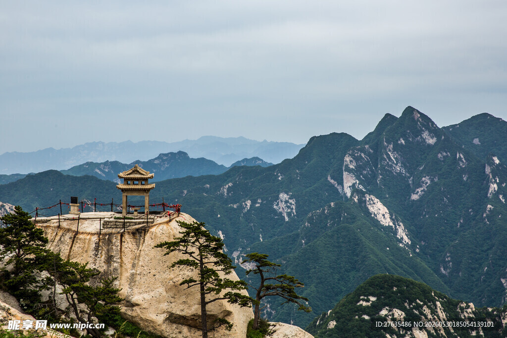 华山之巅的壮丽楼阁景观