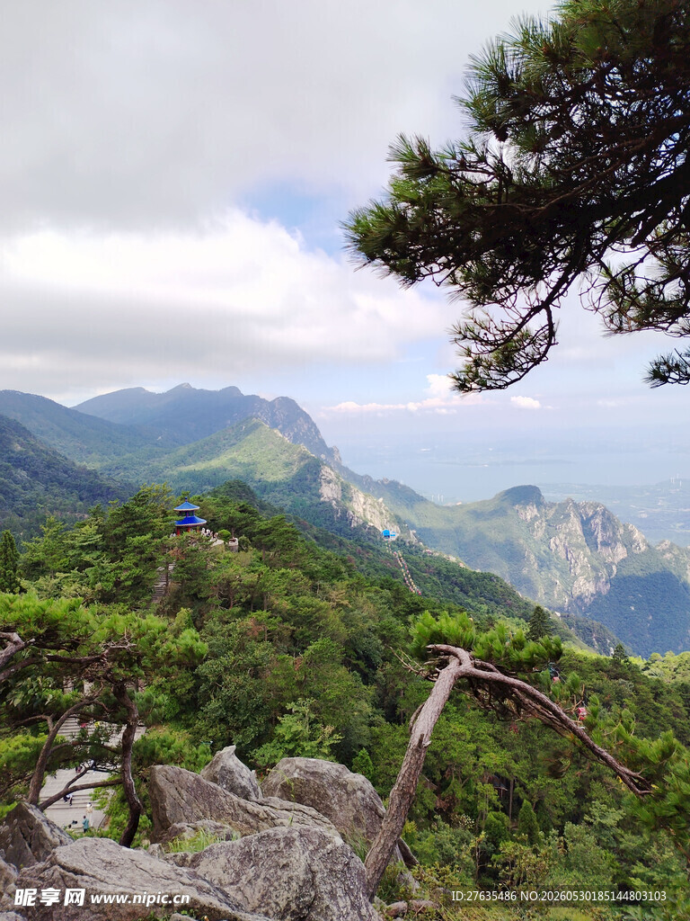 山间绿意盎然的秀丽景致
