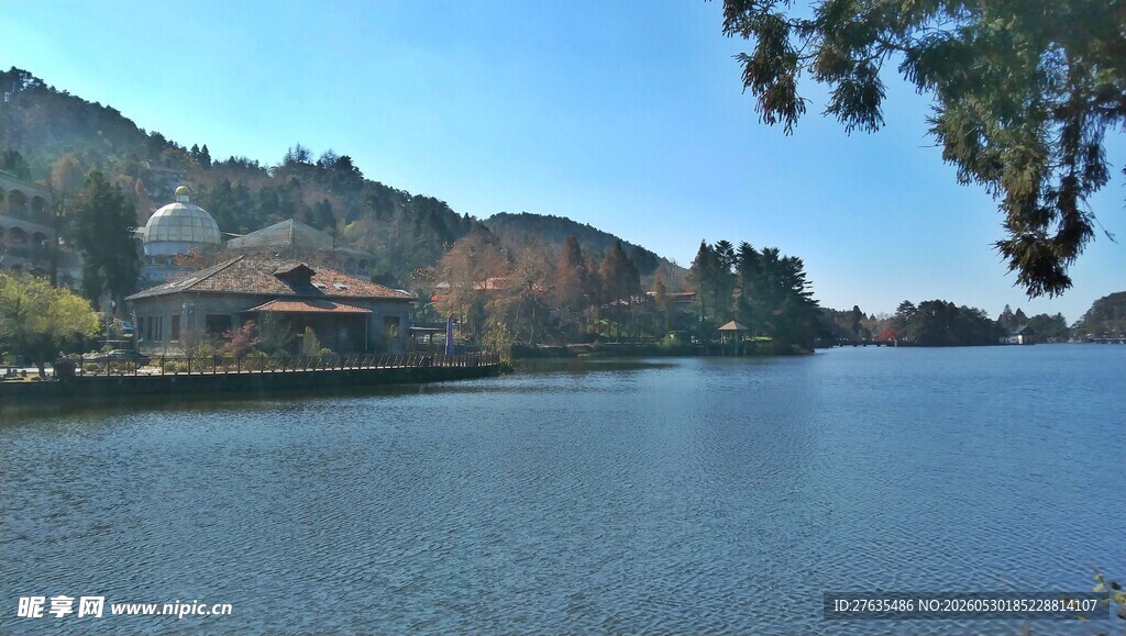 宁静湖畔风光