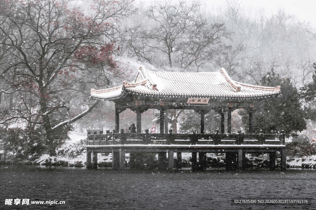 雪覆古亭尽显静谧之美