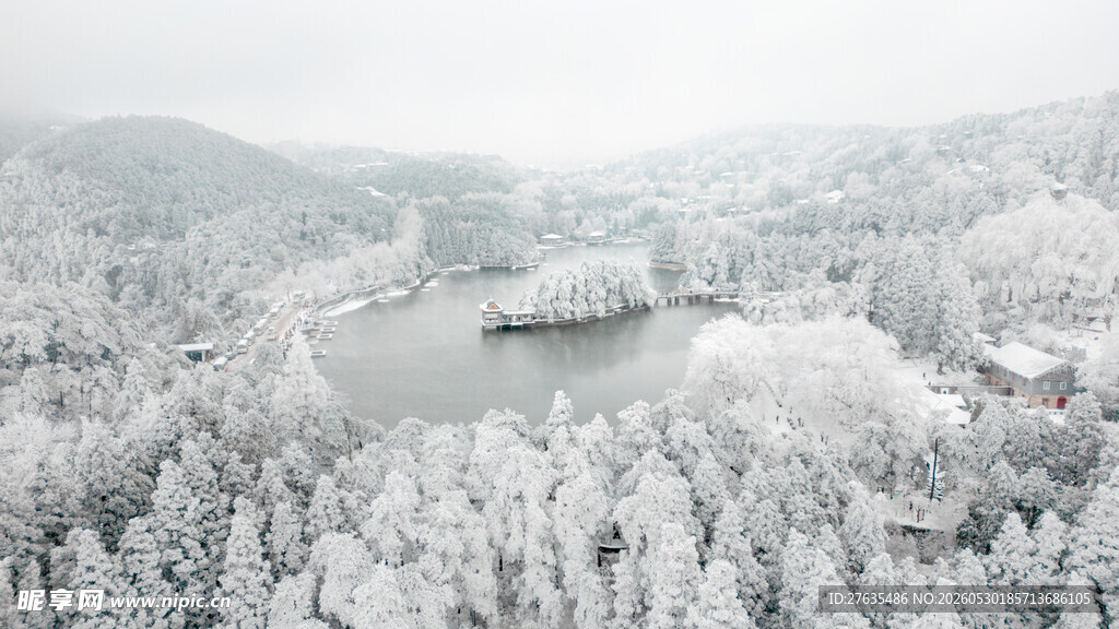 冬日雪景中的静谧山林湖泊
