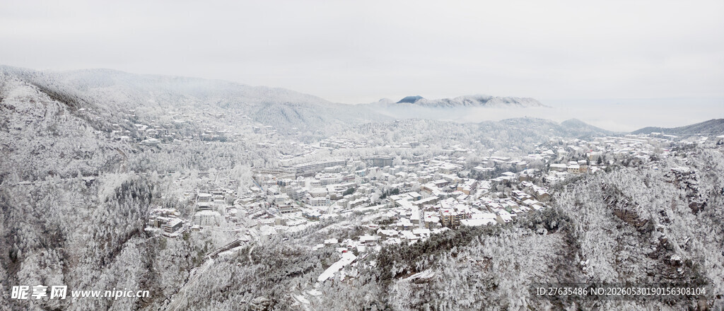 雪覆山峦壮丽景观