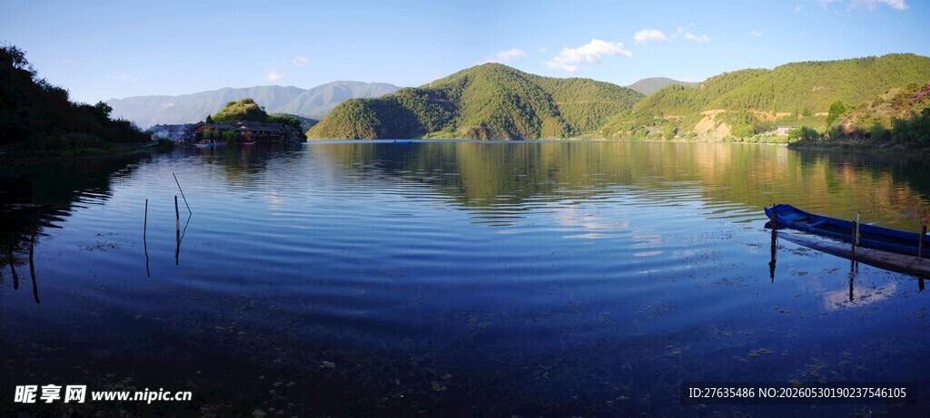 宁静山水间的美丽湖景