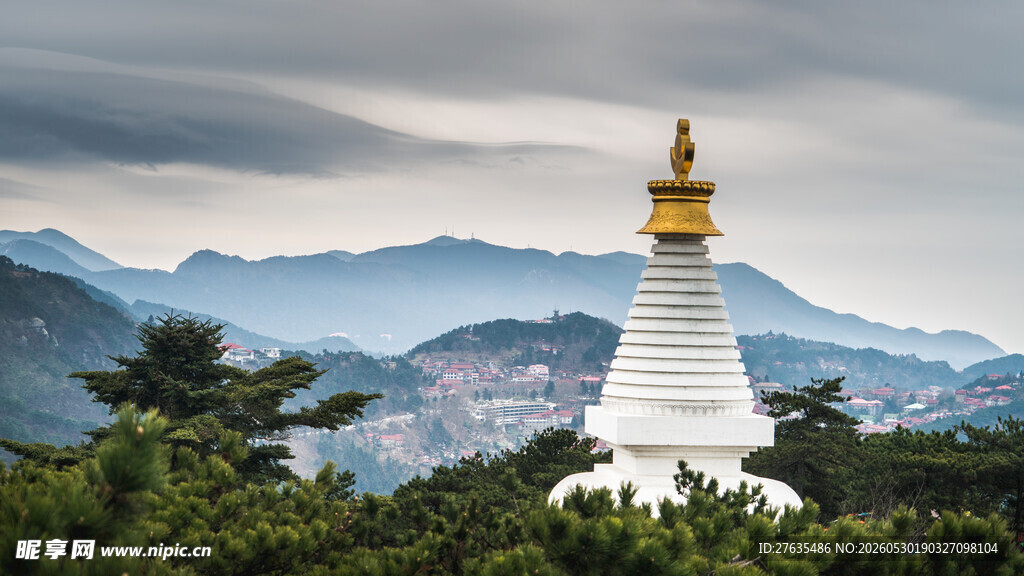 山间白塔静立秀丽风光