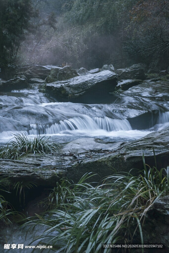 山间溪流潺潺的自然美景