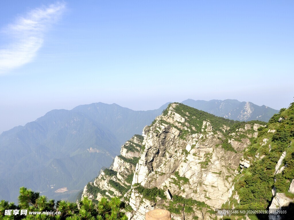 巍峨山峰景色壮丽