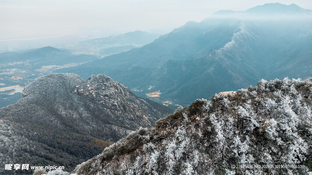 雪覆山峦壮丽风光