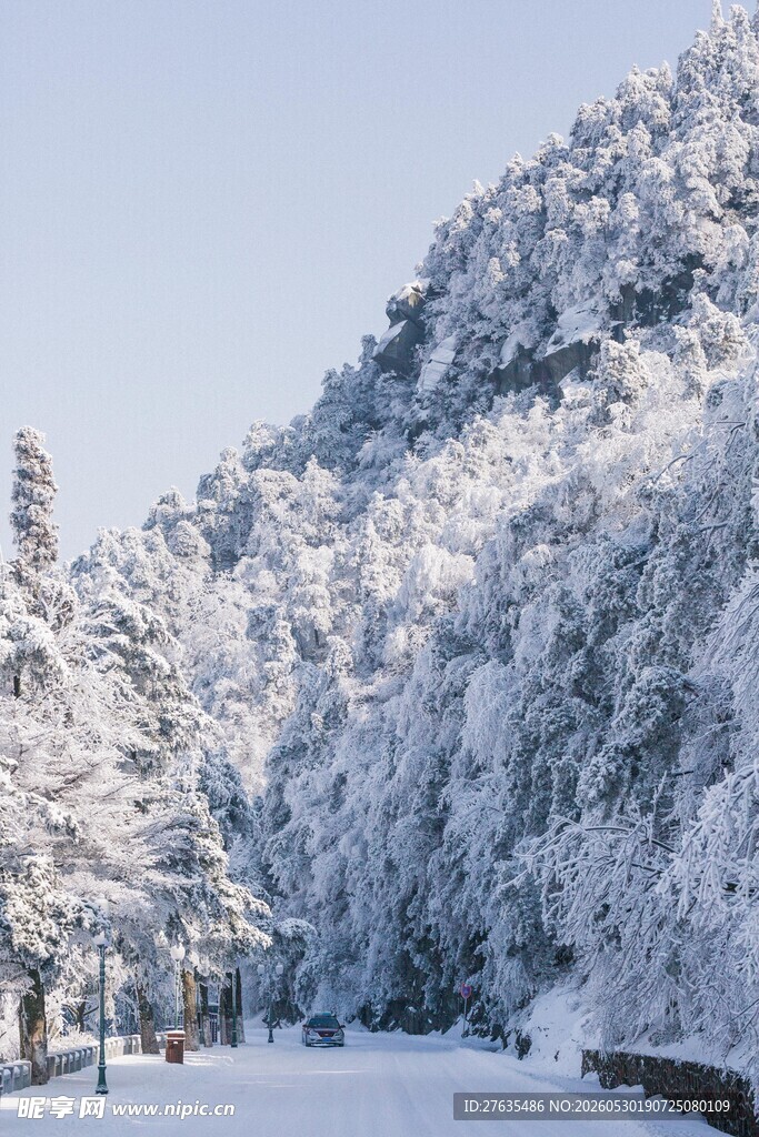 雪覆山林美景