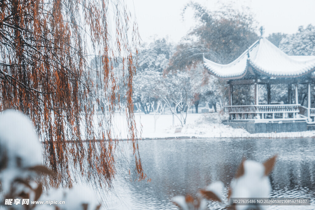 冬日雪景中的古典园林景致