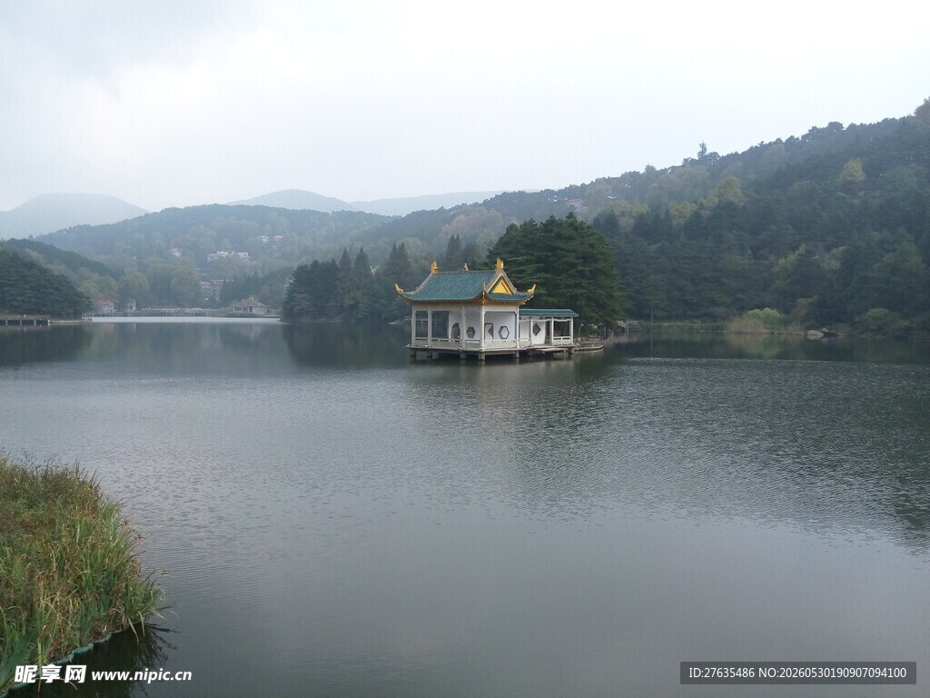 宁静湖畔的湖心小屋