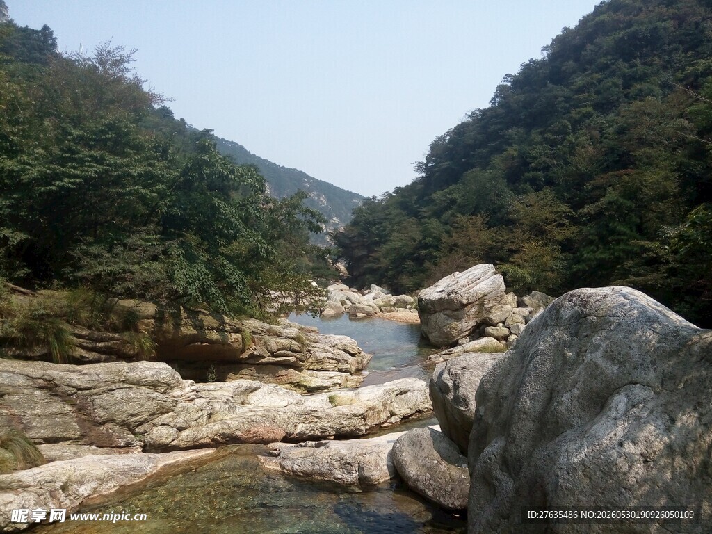 山间溪流旁的大石景观