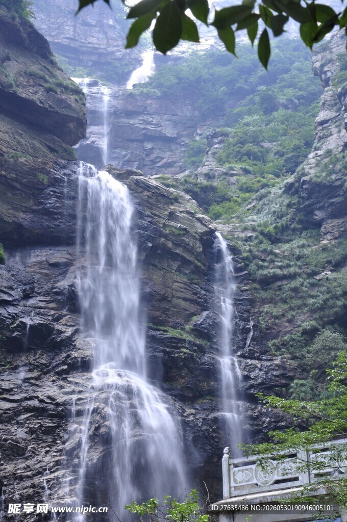 山间壮丽瀑布景观