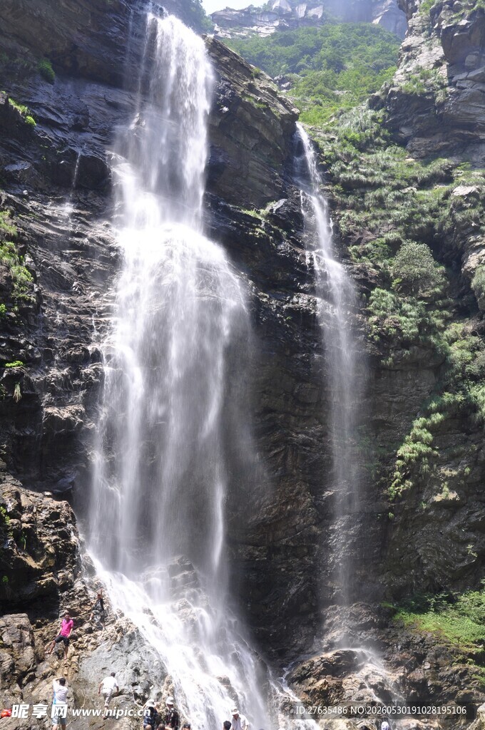 山间飞瀑美景